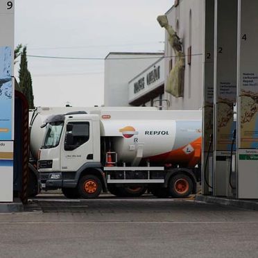 Benés Productos Petrolíferos auto parqueado en estación